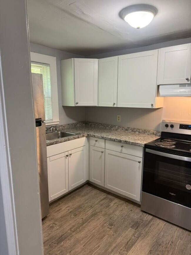 Building Photo - Spacious Two Bedroom Townhouse
