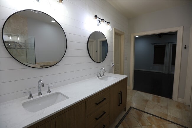 Building Photo - 4215 Lillian St