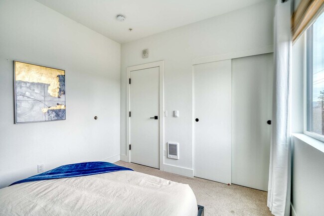 Building Photo - 4980 N Vancouver Ave