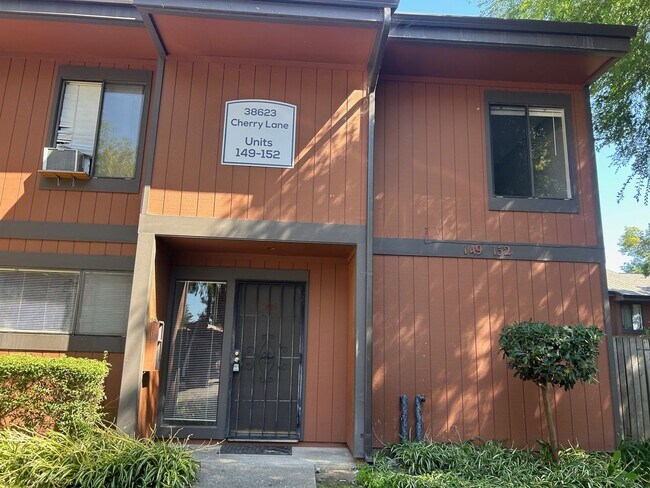 Primary Photo - Nice 3br/1.5ba Town Home. Great school. Wa...