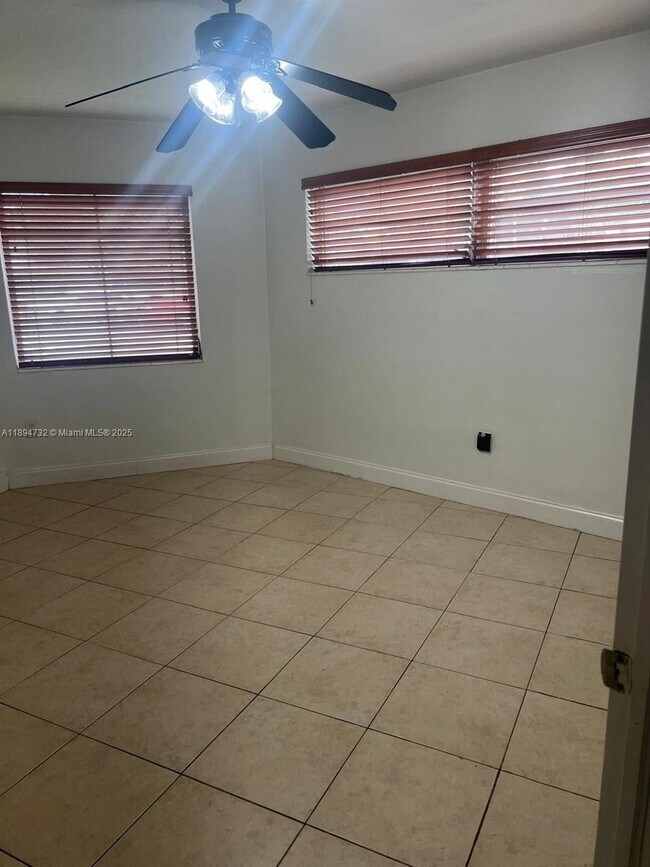 Building Photo - 1663 NE Miami Gardens Dr