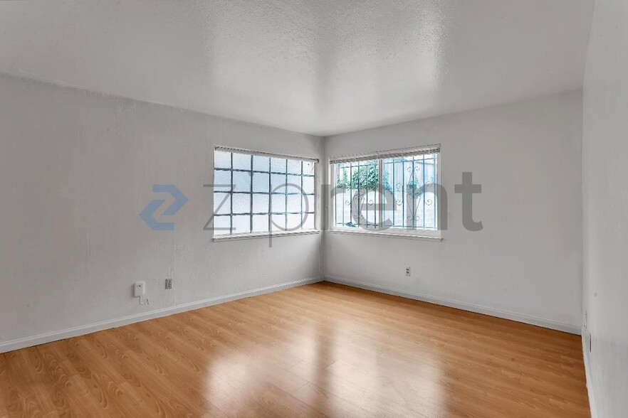 Building Photo - Unit 2