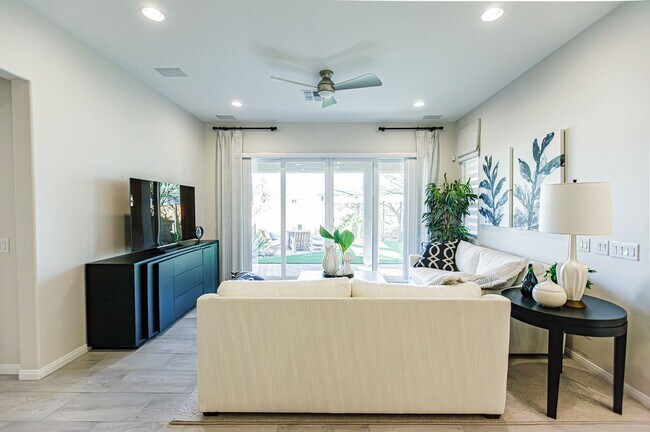 Building Photo - One Story Model Home