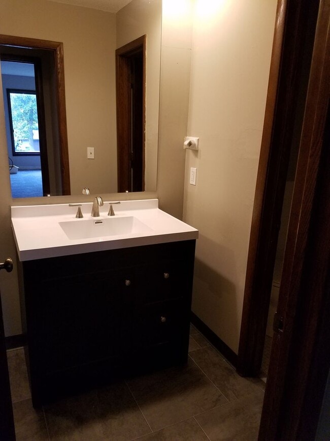Building Photo - Remodeled 2 Bedroom