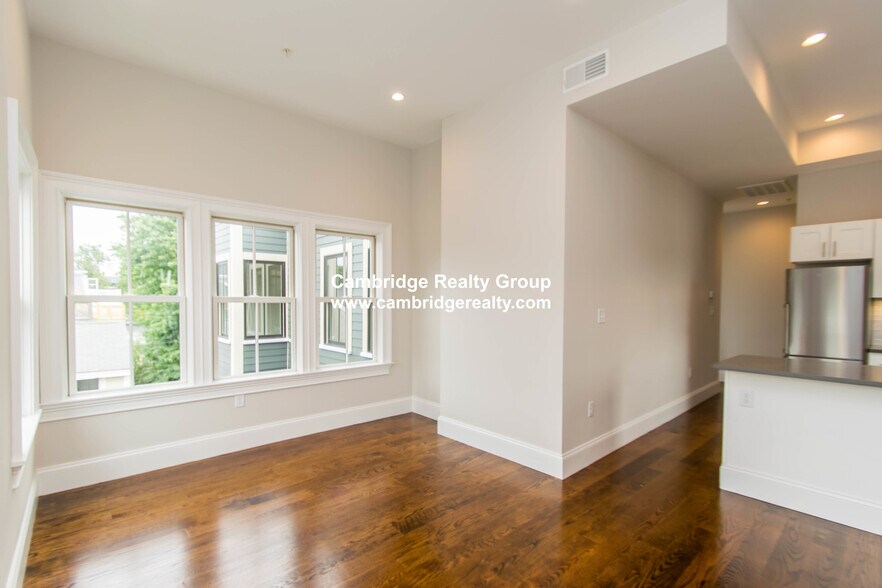 Building Photo - 131 Columbia St