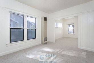 Building Photo - 2 Bedroom Home Available in Southeast Port...