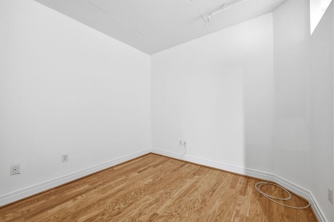 Building Photo - Experience refined urban living in this rarely available one bedroom residence in the coveted Sta...