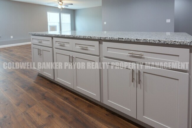 Building Photo - 360 Main St