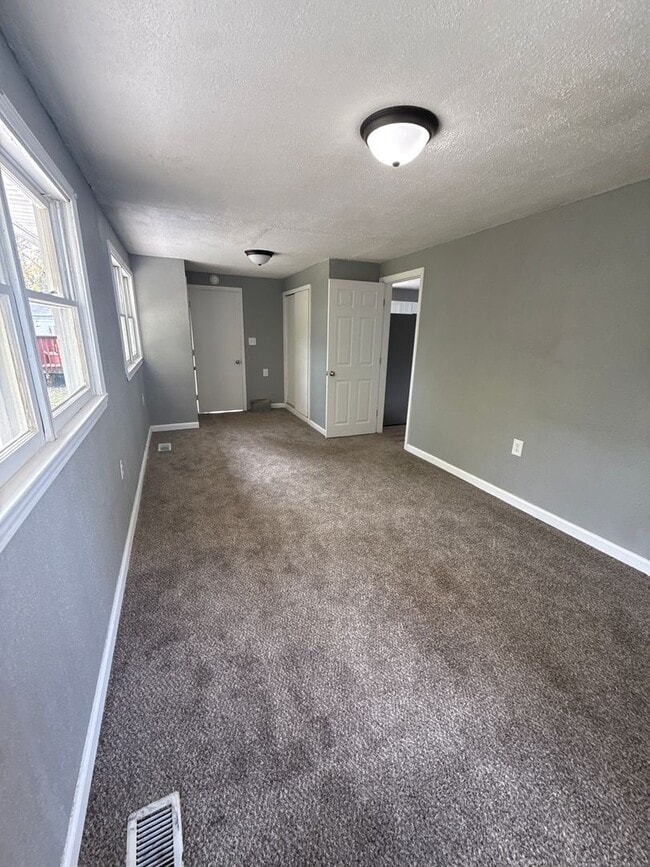 Building Photo - 3 bedroom/1 bathroom house