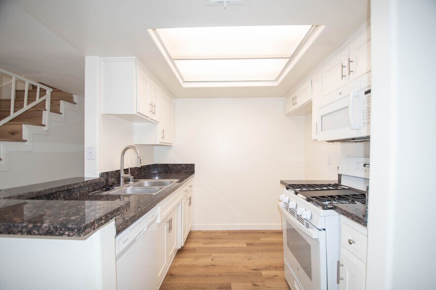 Building Photo - 6041 Fulton Ave