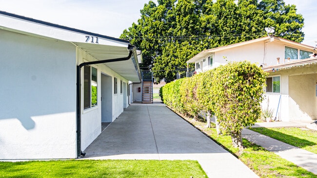 Building Photo - 711 W Provential Dr