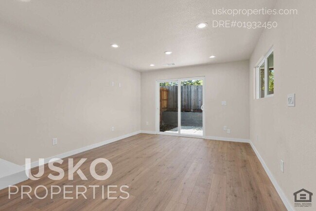 Building Photo - "Charming 2-Bedroom 1-Bath in Fair Oaks!"