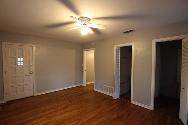 Building Photo - Available-Adorable Large 3 bedroom Home near Downtown!