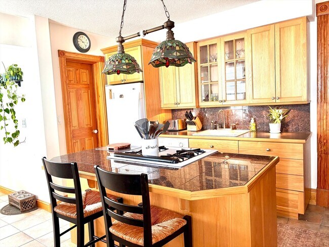 Building Photo - 104 St James Ave