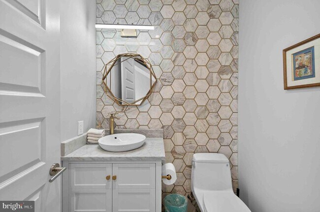 Building Photo - 911 S Oak St