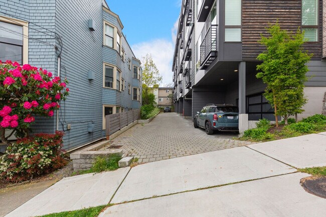 Building Photo - 167 Valley St