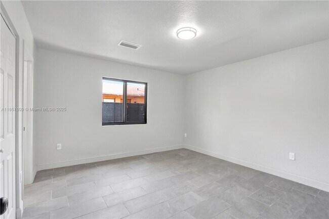 Building Photo - 861 NW 6th Ave