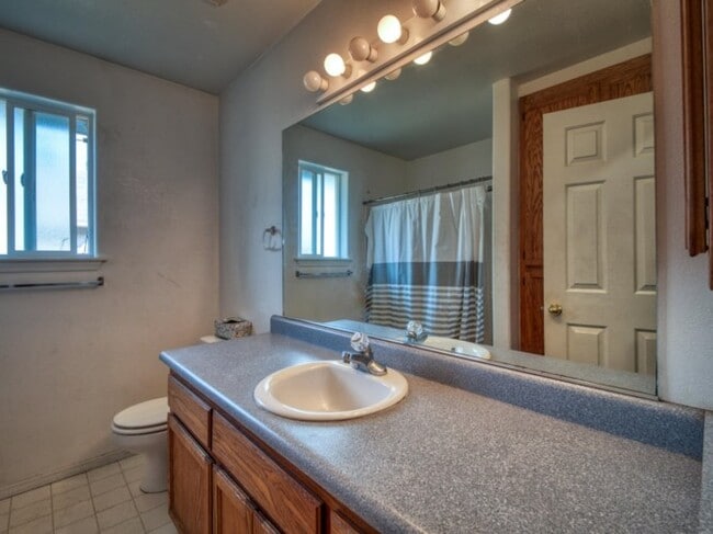 Building Photo - 1365 SW Sun Glo Dr