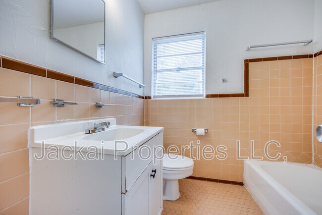 Building Photo - 15 MacArthur Dr