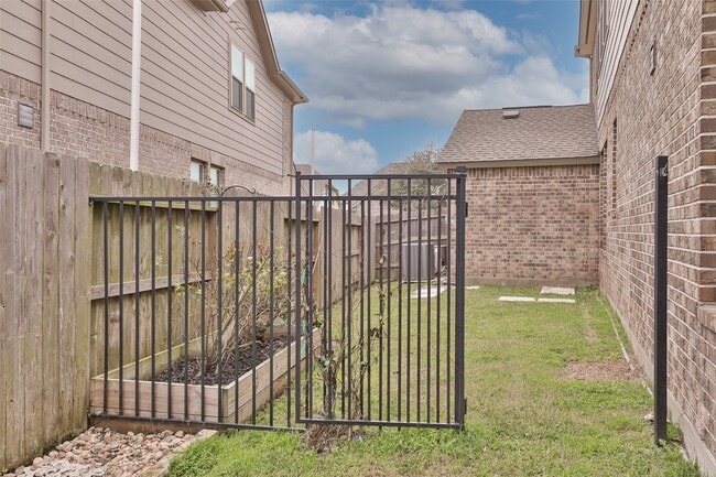 Building Photo - 33580 Green Prairie Dr