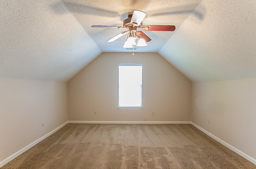 Building Photo - 10237 Green Moss Dr N