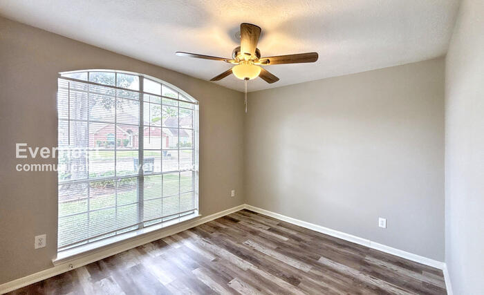 Building Photo - 9926 Goldenglade Dr