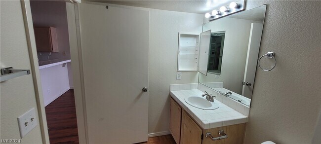 Building Photo - 3125 N Buffalo Dr