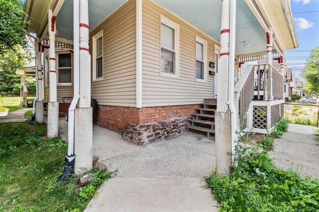Building Photo - 14 S Whittlesey Ave