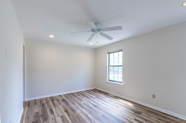 Building Photo - 3 bed 2.5 bath