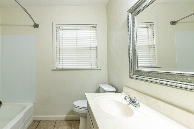 Building Photo - Beautiful 3 bedroom 2 bath