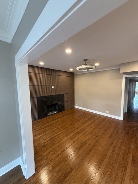 Living room - 1629 W Granville Ave