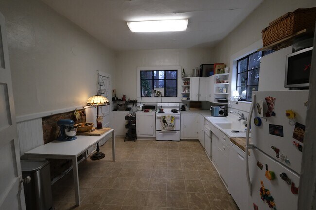 Building Photo - 179 Park Ave