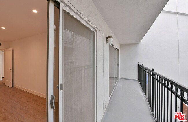 Building Photo - 136 S Palm Dr