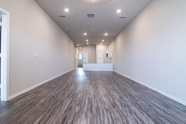 Building Photo - 2127 N Texas Ave