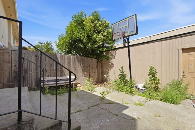 Building Photo - FULLY REMODELED MODERN SPACIOUS TOWNHOUSE!!!