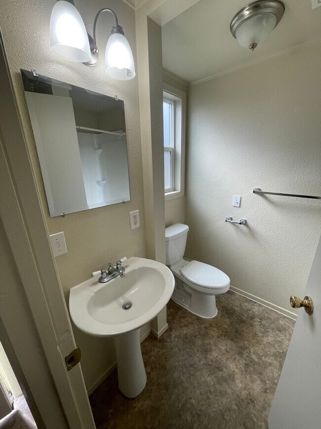 Building Photo - Do not miss this cozy 2 bedroom Lebanon Apartment!