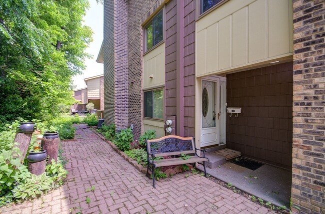 Building Photo - 2bd 1.5 ba 2 story townhome Palos Hills