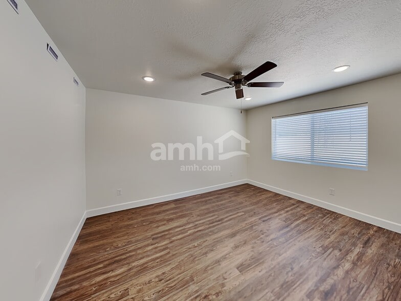 Building Photo - 4292 N Poplar St