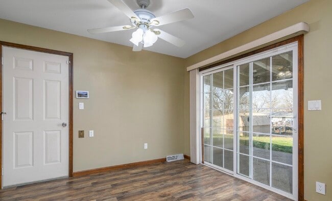 Building Photo - 404 Elm Tree Dr