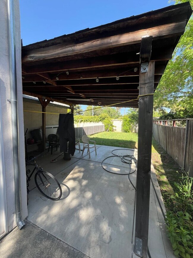 Building Photo - Large 2-Story Home Close to Downtown