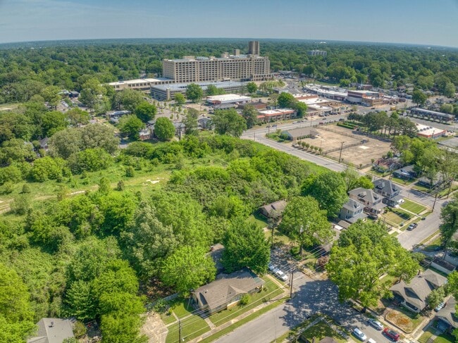 Building Photo - Updated 3 bed/1 bath - walk to Crosstown Concourse