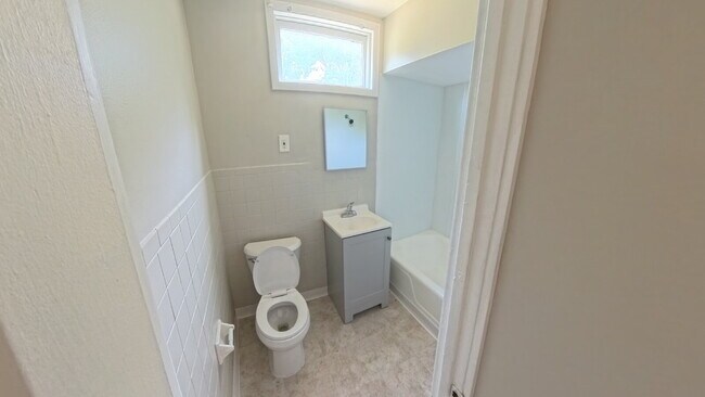 Building Photo - 4 Bedroom 2-Story Duplex - Avail Now!
