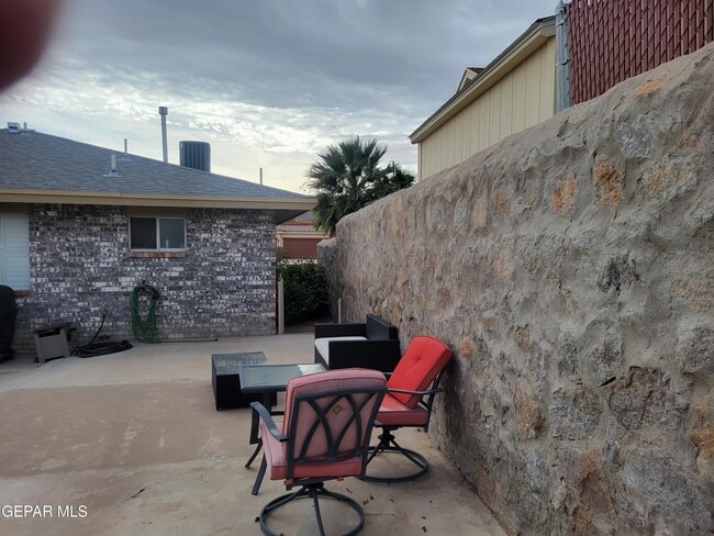 Building Photo - 4365 Loma De Oro Dr