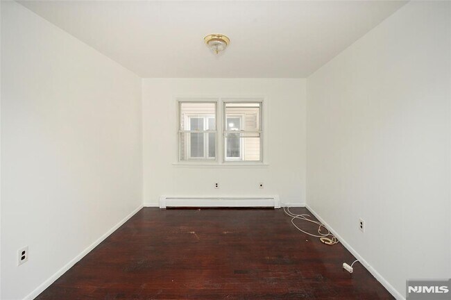 Building Photo - 18 Colonial Dr