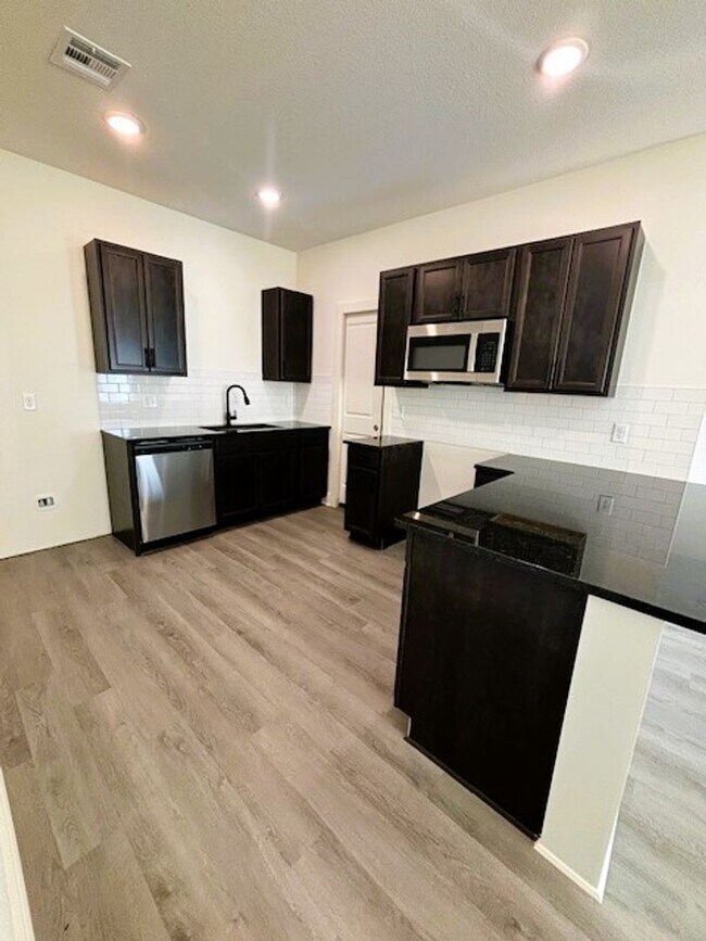 Building Photo - 5203/05 Chase Cir
