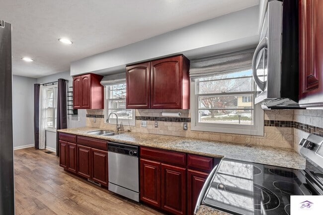 Building Photo - WELCOME HOME! AVAILABLE NOW!