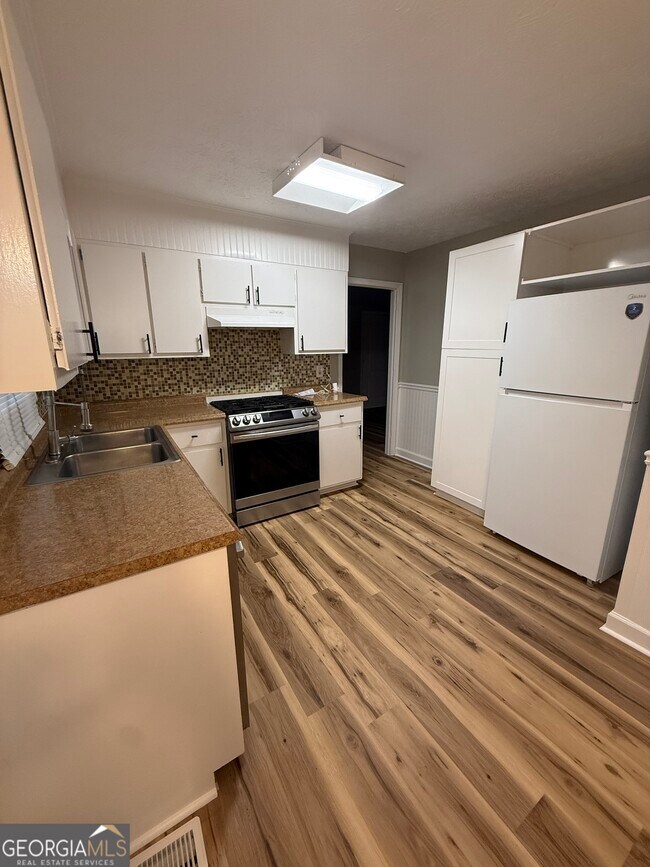 Building Photo - 6379 Skyline Dr