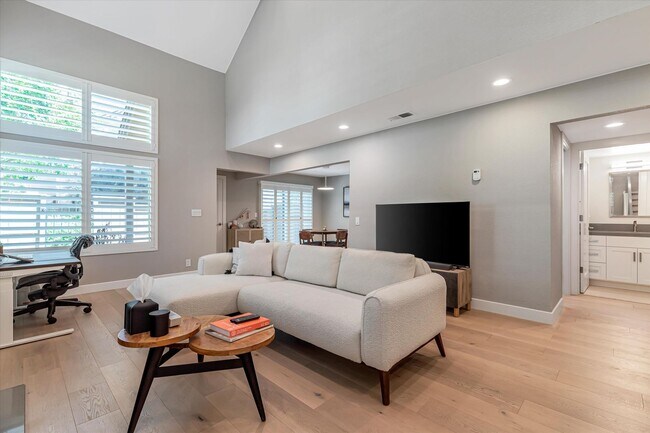Building Photo - Hamilton Place Townhome
