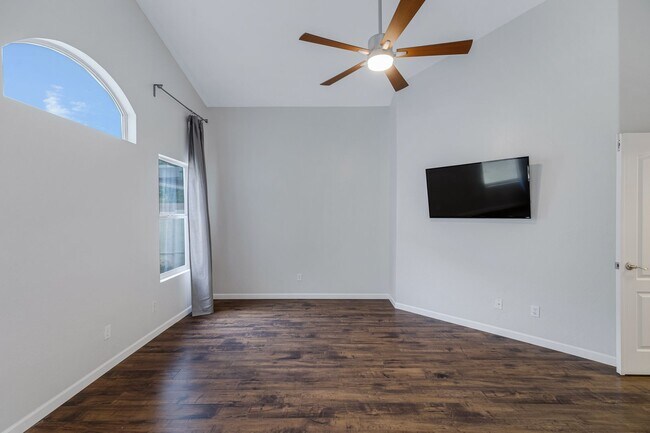 Building Photo - 4 Bedroom/2 Bathroom Remodeled home with S...