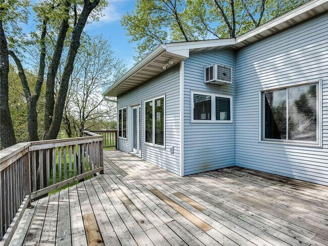 Building Photo - Spacious 4+ Bedroom with Vaulted Family Room, Fireplace, Panoramic Views, Bonus Room, Pets OK!